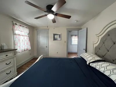 Charming 2-bedroom house in small-town neighborhood David Paris Law Office附近的飯店