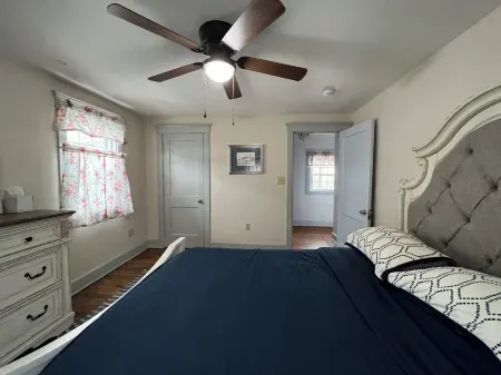 Charming 2-bedroom house in small-town neighborhood