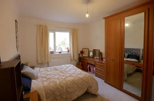 Fabulous 3 bedroom Bungalow in Glasgow with Garden and Parking. Hotel a Bearsden