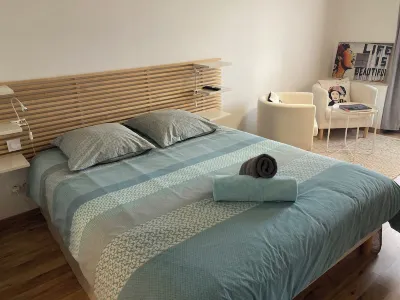 Independent house with garden and swimming pool, sleeps 10 Hôtels à proximité de : Vic la gardiole