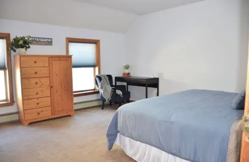 Charming 2-bedroom apartment - just steps from Lincolnville Beach!