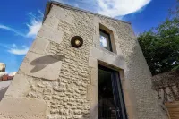 Gîte Avec Jacuzzi Chic & Cosy Entre Caen et les Plages du Débarquement Normandie Hotels in Biéville-Beuville