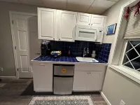 Charming 1-bedroom apartment in brilliant Ellwood City with WiFi, AC