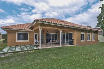 Luxury Davie Rancho STR-6114 The Rick Case Arena at the Don Taft University Center周辺のホテル