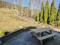 Bright 2-bedroom apartment with spectacular fjord views in Jørpeland. فنادق في Strand