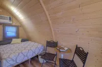 Cute European Bungalow Cabin w/Hot Tub. 1 Double Bed
