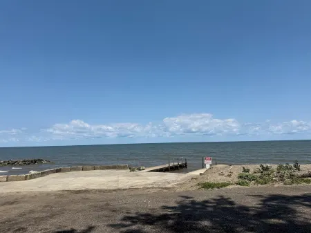 3-bedroom pet friendly home in Madison walking distance to beach & winery