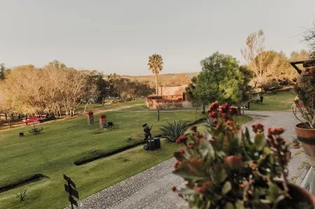 Hacienda Sepulveda Hotel & Spa Отели рядом с достопримечательностью «1980»