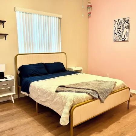 Pet Friendly, 3-bedroom house with AC, WiFi in welcoming Palm Coast
