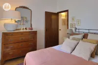 Vacation home with hillside view and pool Hotels in Pescia