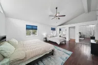 Large Lakefront Retreat – Sleeps 17+