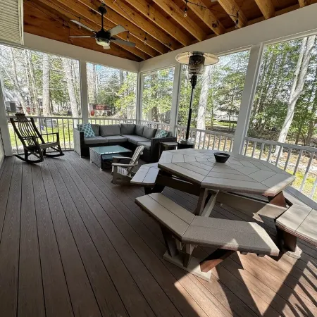 Charming 3-bedroom house with Screened deck, Community Bay/Pool Access and more!