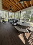 Charming 3-bedroom house with Screened deck, Community Bay/Pool Access and more!