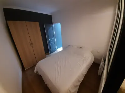 2-room apartment, near RER, bus and castle Hotel in zona La Laiterie de la Reine