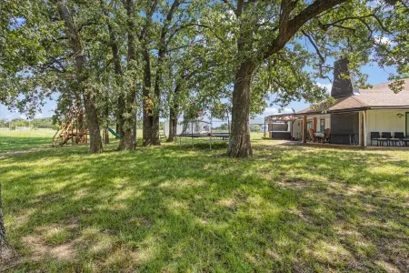 Charming Farm house-10 mins to LakeTexoma/StarlinkWIFI/HotTub/Zipline/Trampoline