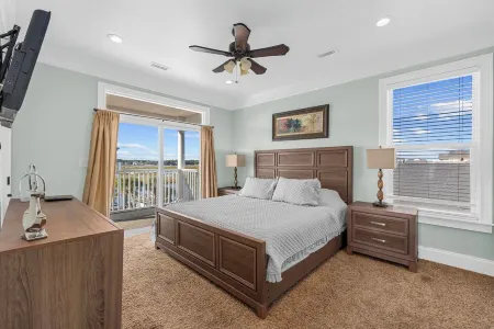 Grand Coastal Getaway – 7BR w/ Pool & Beach Path, Perfect for Making Memories! Отели рядом с достопримечательностью «Frankie's Fancy's»