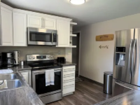 Charming 3 Bedroom 2.5 bathroom finished basement, Huge yard and Charcoal grill Hotels in Baraboo