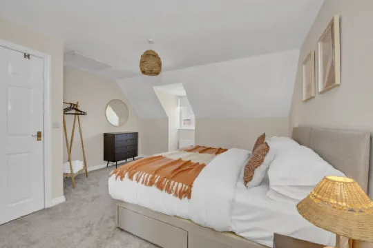 Spacious 4BRM Townhouse – Ideal for Contractors, Corporate Stays & Family Visits