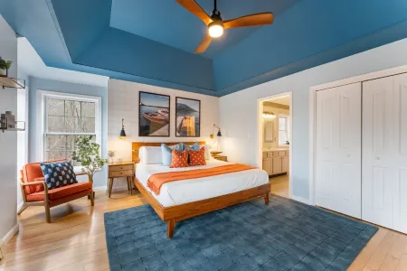 Walk to Beach HotTub FirePit Game room Lake View