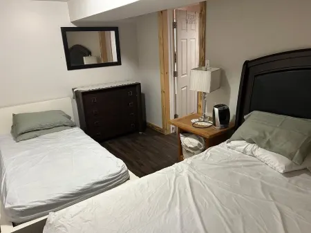 Waterfront Cottage on Rice Lake- Sleeps 8, Conveniently Located Near Amenities Отели в г. Питерборо