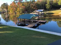 Waterfront cabin on Lake Martin near restaurants, golf and, AU football