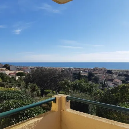 1-bedroom studio with sea view. Ideal for 2 adults and 1 child.