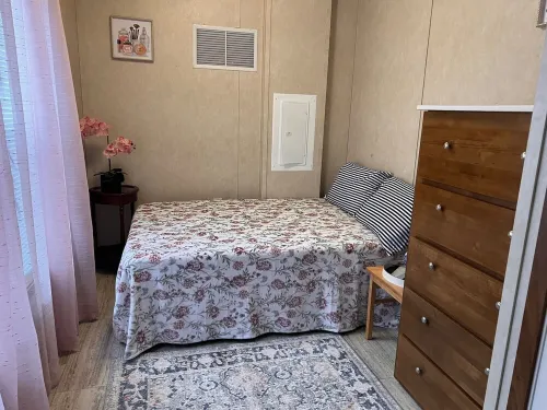 Tiny House on Small Lake Hotels in Gilchrist County