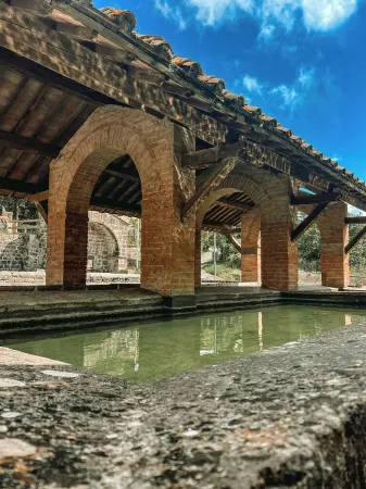 Loft with flowered courtyard in Val d'Orcia Radicofani