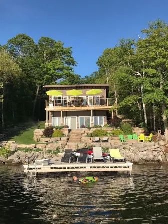 DeerBay Sunset Waterfront Cottage, HotTub, Firepit, clear deep water swimming