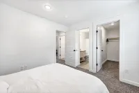 Fully Furnished Modern Home Hotels in Centerton