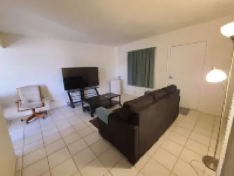 Cozy 1-bedroom with queen size bed, couch bed, full kitchen and full bathroom