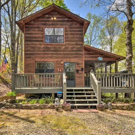 Cozy Hiawassee Cabin w/ Fire Pit & Mtn Views!
