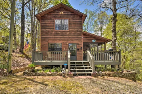 Cozy Hiawassee Cabin w/ Fire Pit & Mtn Views! - parking
