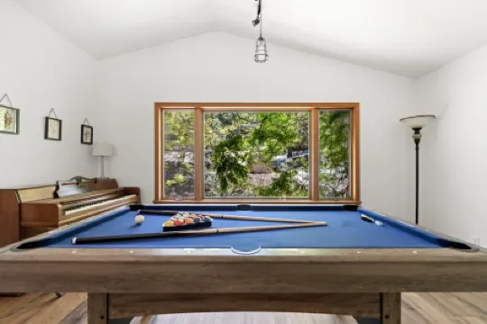 Breathtaking Golf Course Views and Cozy Atmosphere - Inviting Mountain Escape