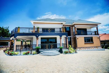 KAI LUX VILLA-SWIFT WIFI Отели в г. Kyadondo