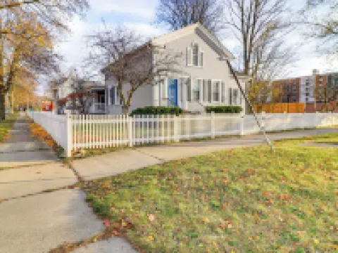 1 Block to Downtown Adrian: Spacious Home! Hotéis em Adrian