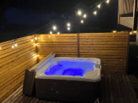 Home Near Mendenhall Glacier, Hot Tub, Free Parking