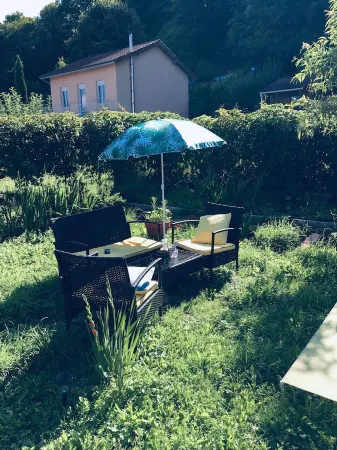 Chambre dans cadre très agréable face à la rivière D’Ain Отели в г. Варамбон