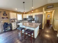 Spacious/Clean 4 Bedroom 2 Bathroom Home away from Home. Hotels in Mandan
