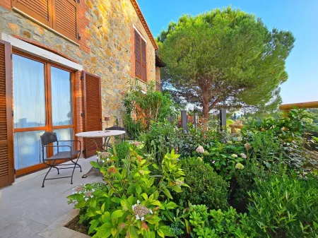 Ground floor suite with direct access to the garden