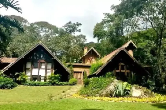Casa com Cachoeira Particular