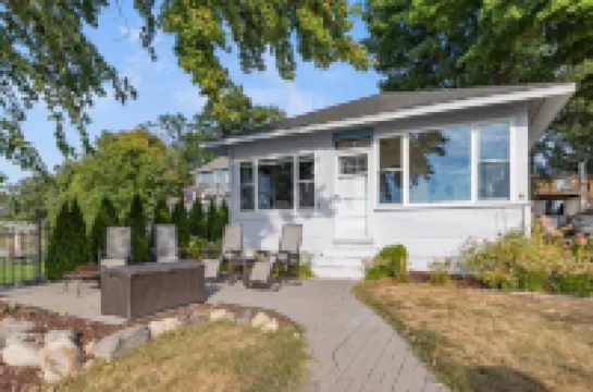 Tranquil Beachfront Escape with Jacuzzi and Lake Views - Charming Hideaway