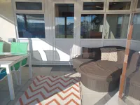 Cosy chalet with all year round sunroom. Ideal location in West Wales to explore Hotel a Saint Ishmael