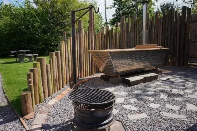 Steam & Stars Luxury Glamping -Willow shepherd hut Hotels near Bakelite Museum