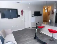 10 min away from airport.