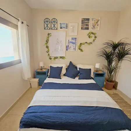 Beachfront Bliss. 3 bedroom. Privacy Отели в г. Шарон