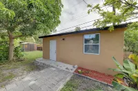 Pet-friendly Fort Lauderdale Home: 8 Mi to Beach!
