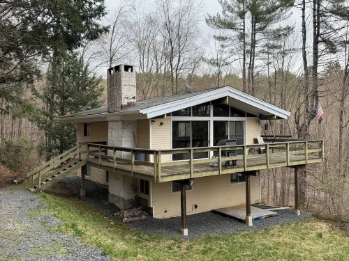 Cabin on the hill Ascutney Vt - 4 bedrooms Hotels in West Windsor