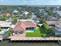 Dockside Waterfront 3-bedroom house, Plunge Pool, Chef's Kitchen in College Park