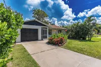 Charming 2-bedroom house in welcoming Sarasota with AC